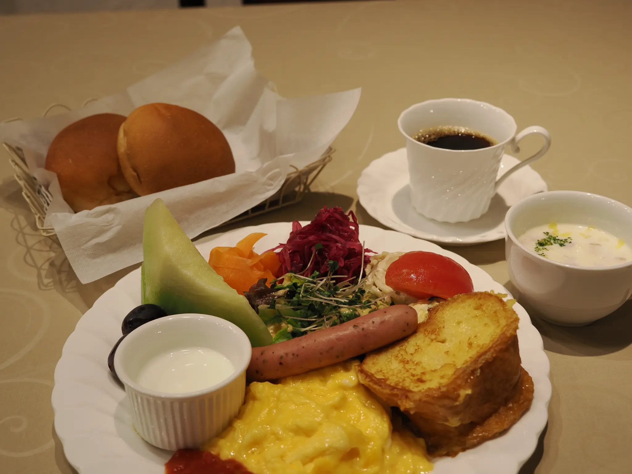 朝食の洋食プレート